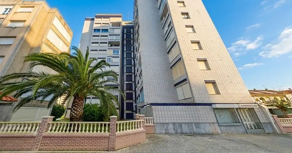 Außenansicht von Wohnung zum Verkauf in Laredo mit Balkon und Gemeinschaftspool