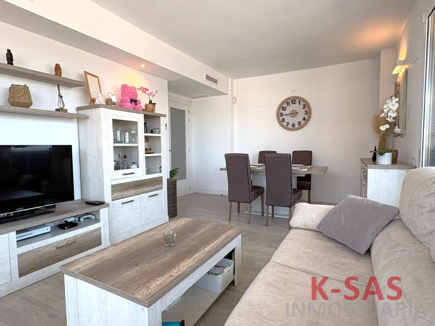 Sala d'estar de Pis en venda en L'Hospitalet de Llobregat amb Aire condicionat, Parquet i Terrassa