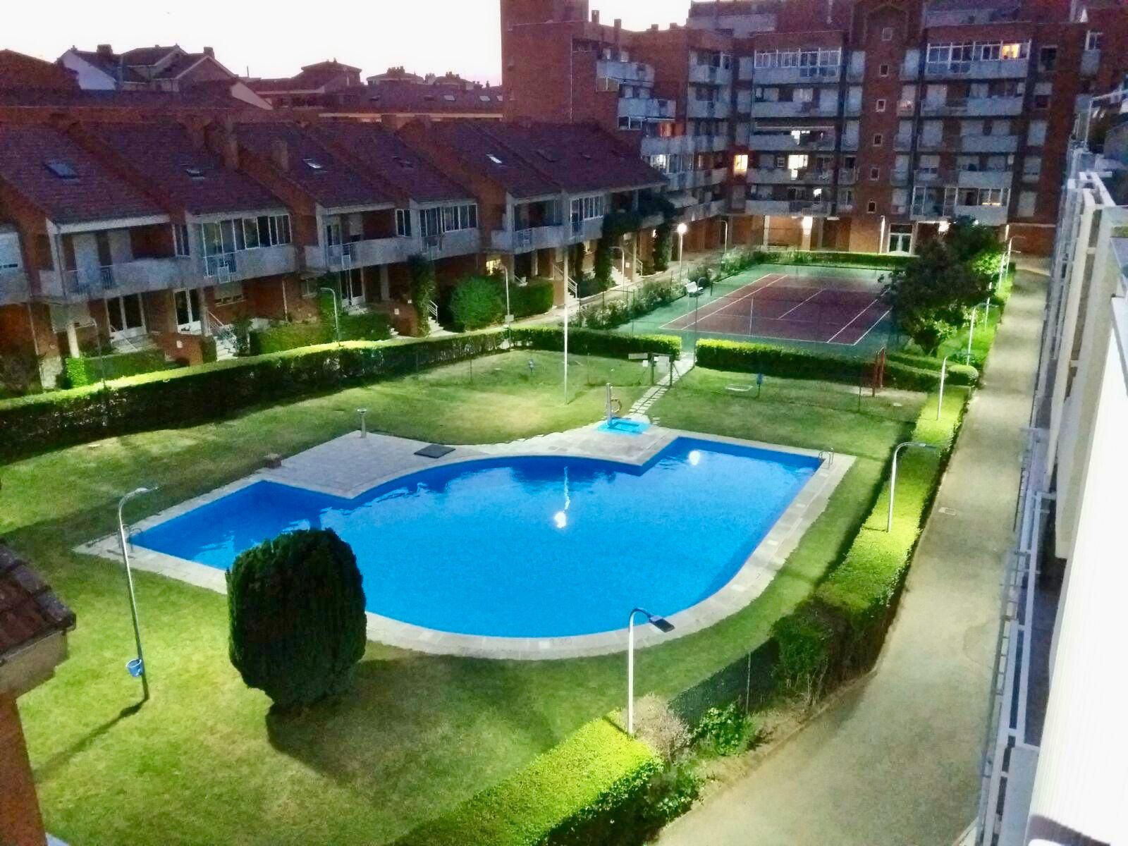 Piscina de Casa adosada en venda en León Capital  amb Calefacció, Jardí privat i Traster