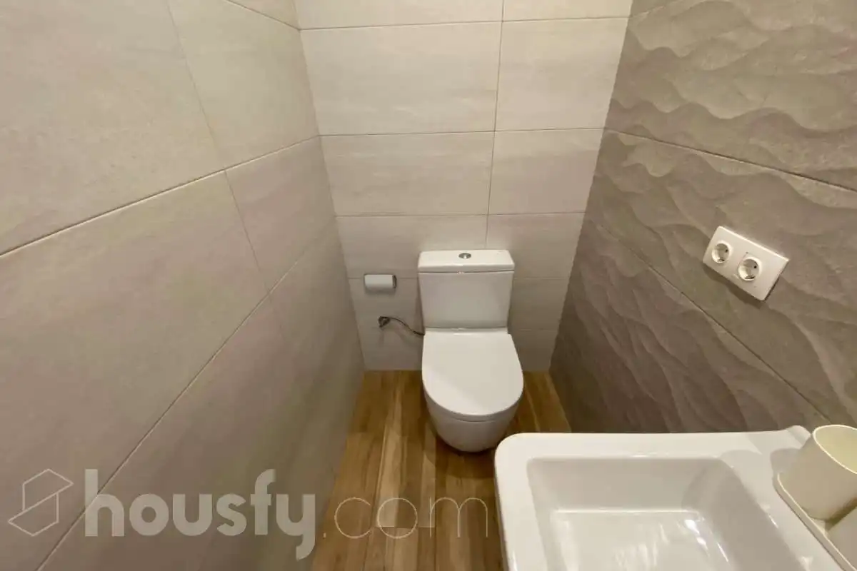 Bany de Pis de lloguer en Sevilla amb Aire condicionat, Calefacció i Moblat