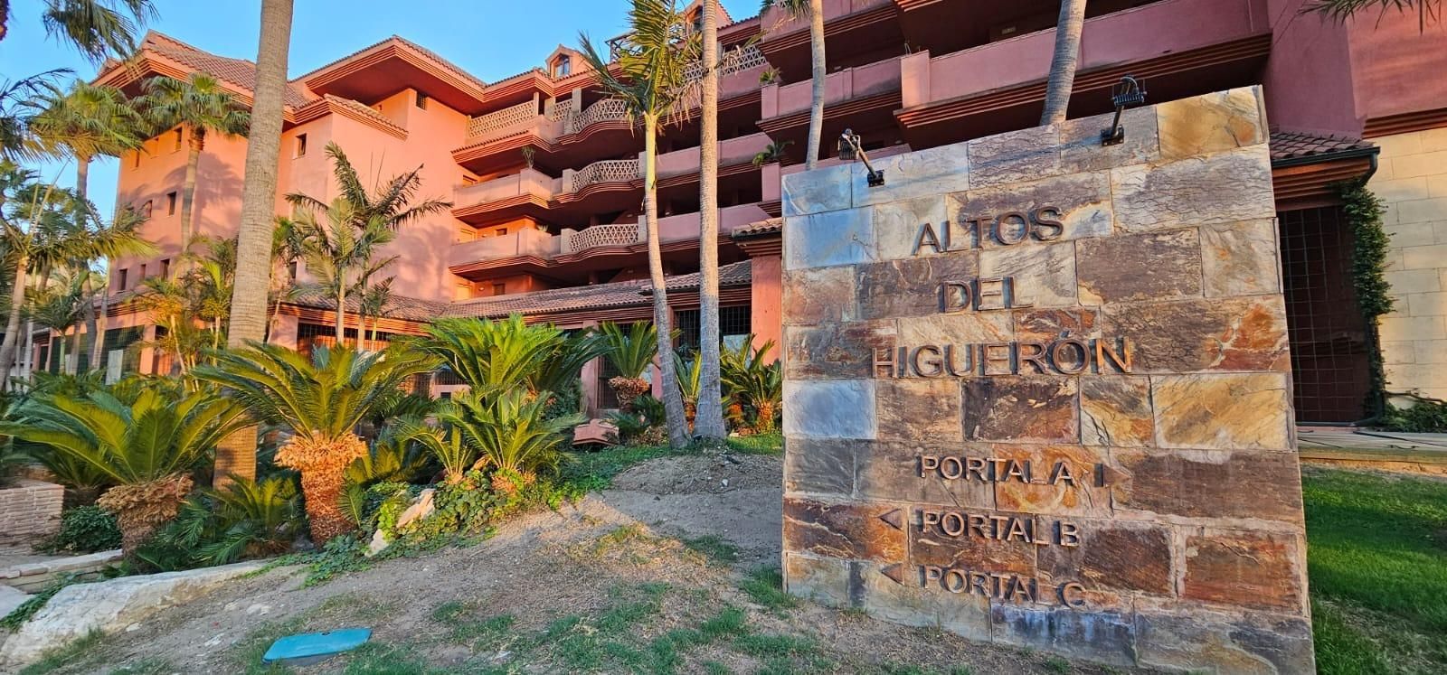 Vista exterior de Àtic en venda en Benalmádena amb Aire condicionat, Calefacció i Jardí privat