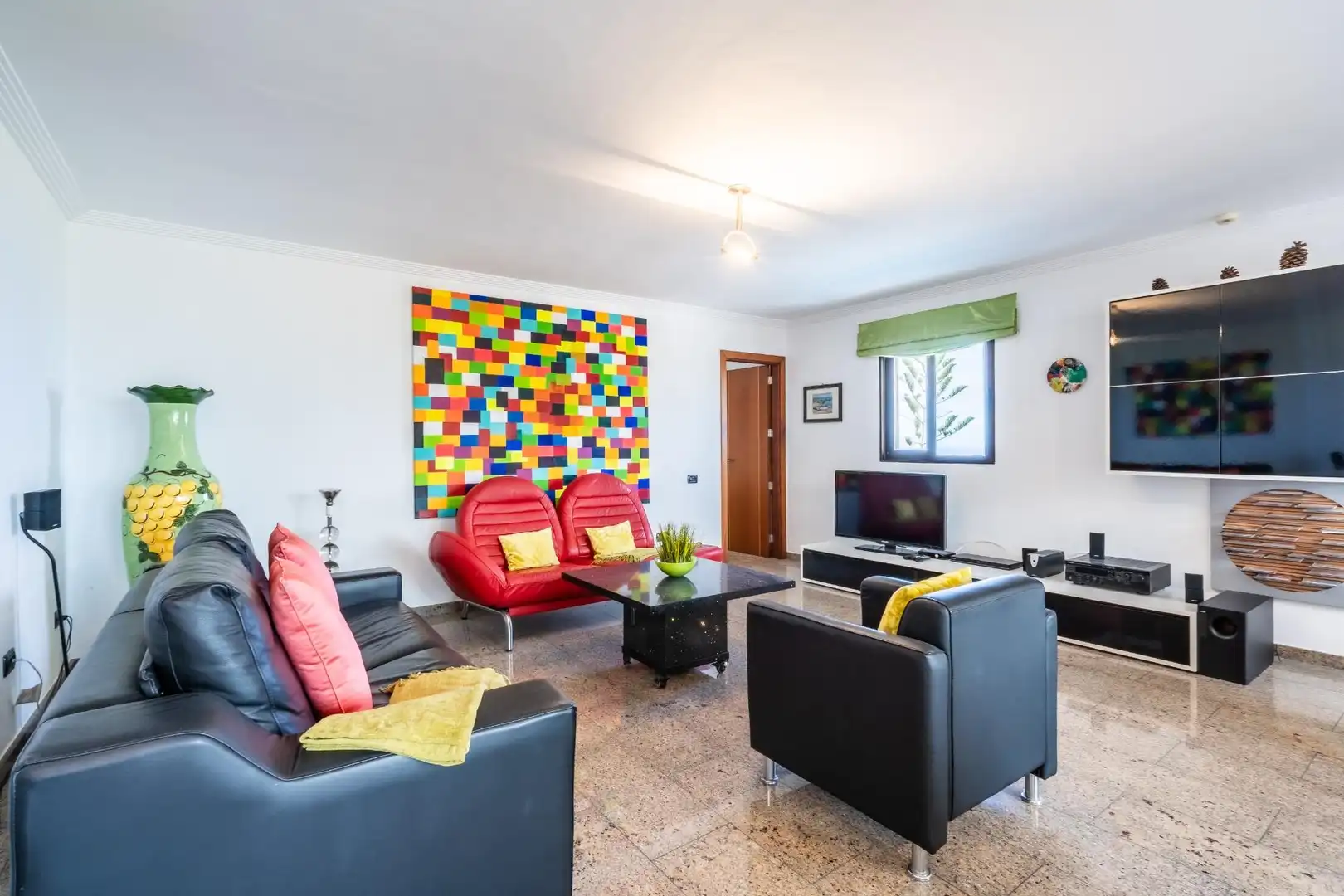Sala d'estar de Casa o xalet en venda en Guía de Isora amb Aire condicionat, Jardí privat i Terrassa