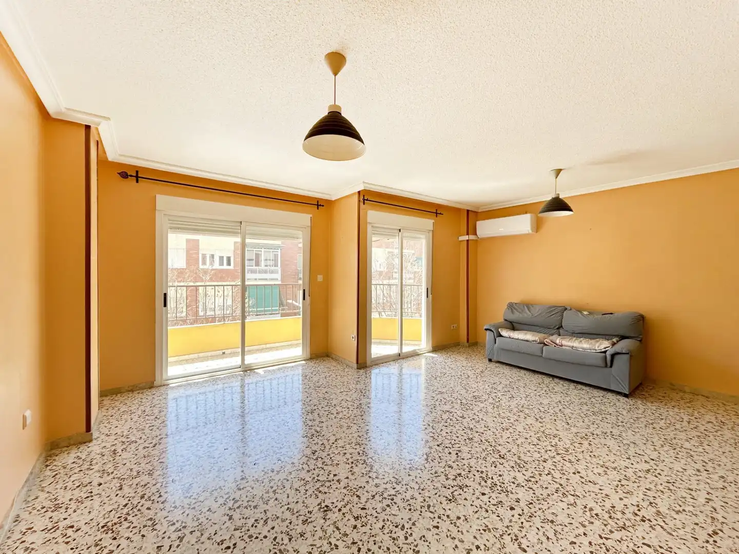Vista exterior de Piso de alquiler en Novelda con Aire acondicionado, Terraza y Alarma