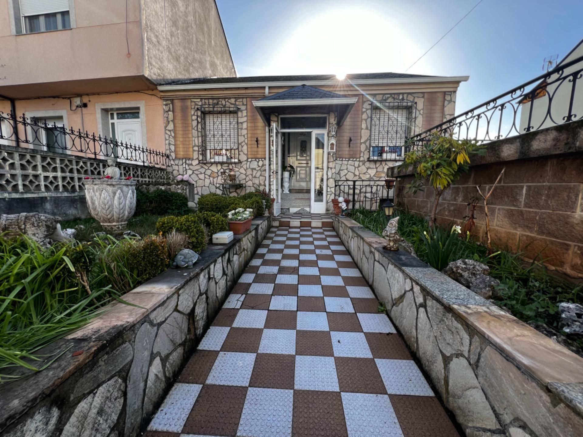 Vista exterior de Casa o xalet en venda en Ponferrada amb Calefacció, Jardí privat i Traster