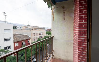 Dormitori de Pis en venda en  Granada Capital amb Balcó