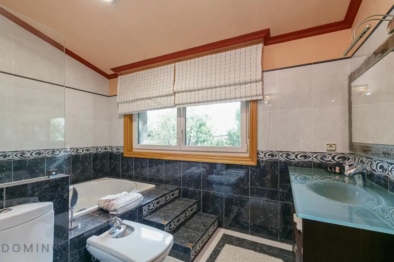 Baño de Casa o chalet en venta en Vigo  con Calefacción, Jardín privado y Parquet
