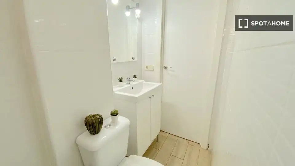 Baño de Piso de alquiler en Sevilla con Aire acondicionado, Calefacción y Amueblado