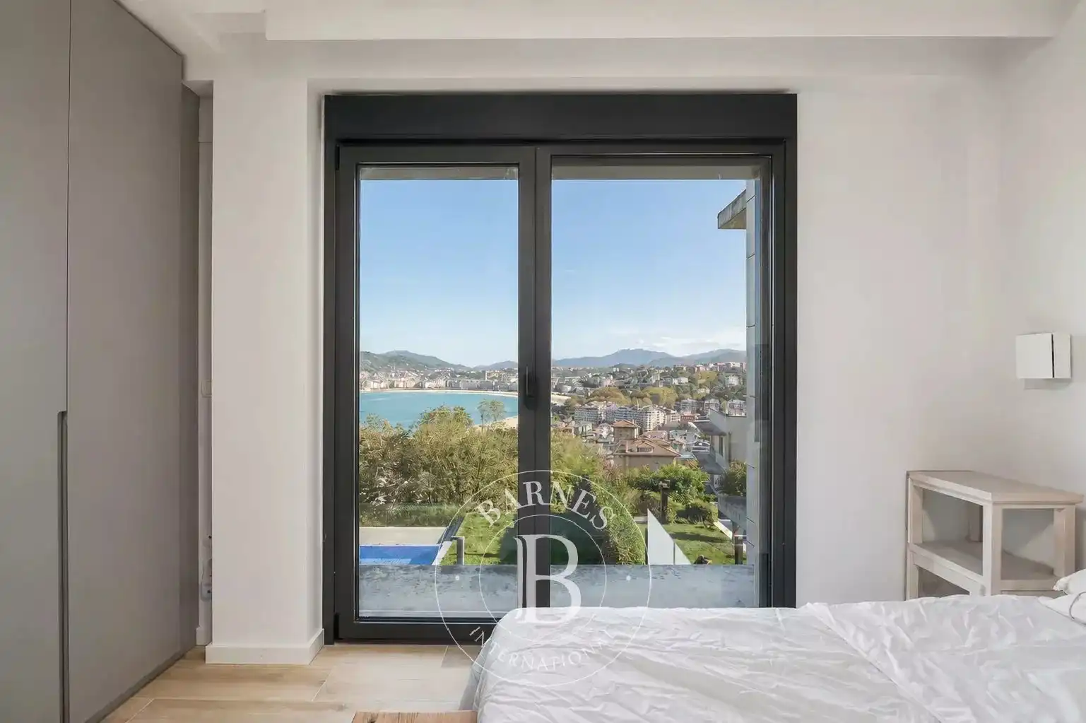 Dormitori de Casa o xalet en venda en Donostia - San Sebastián  amb Calefacció, Terrassa i Piscina