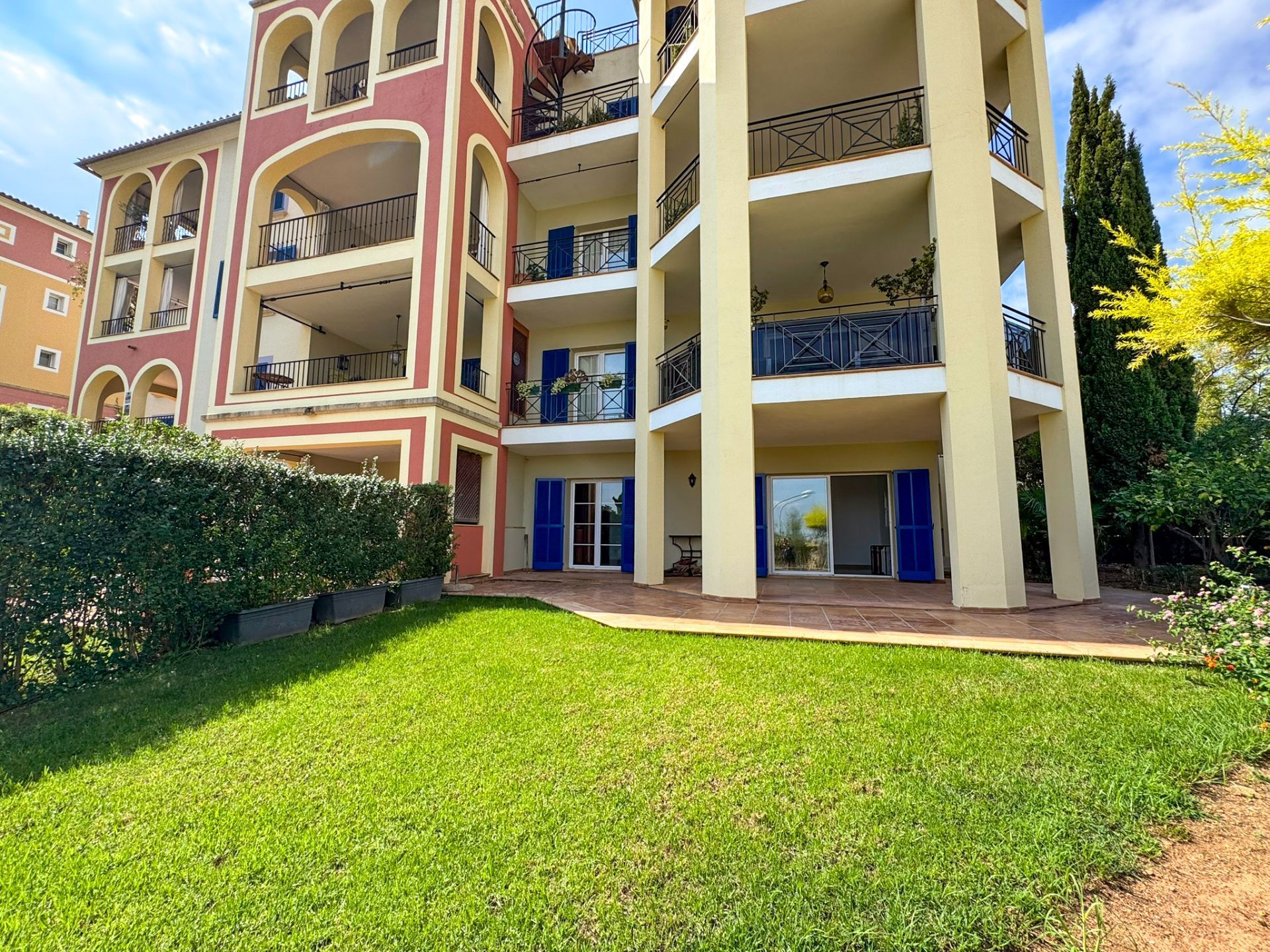 Vista exterior de Apartament en venda en Calvià amb Aire condicionat, Calefacció i Jardí privat