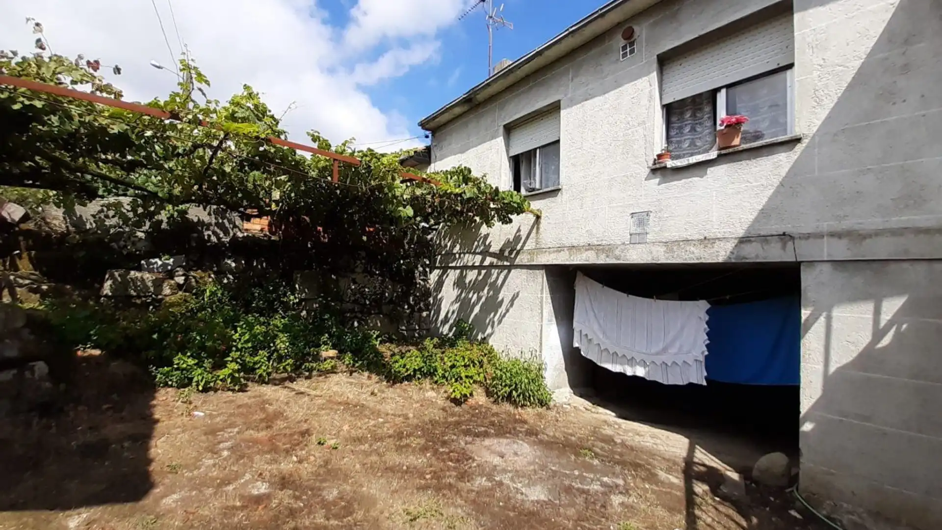 Exterior view of Houses for sale in O Pereiro de Aguiar   with Storage room and Furnished