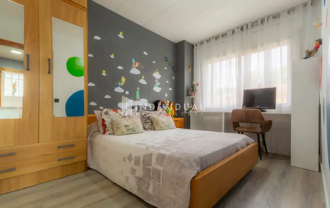 Dormitori de Casa o xalet en venda en Santa Eulàlia de Ronçana amb Aire condicionat, Jardí privat i Parquet