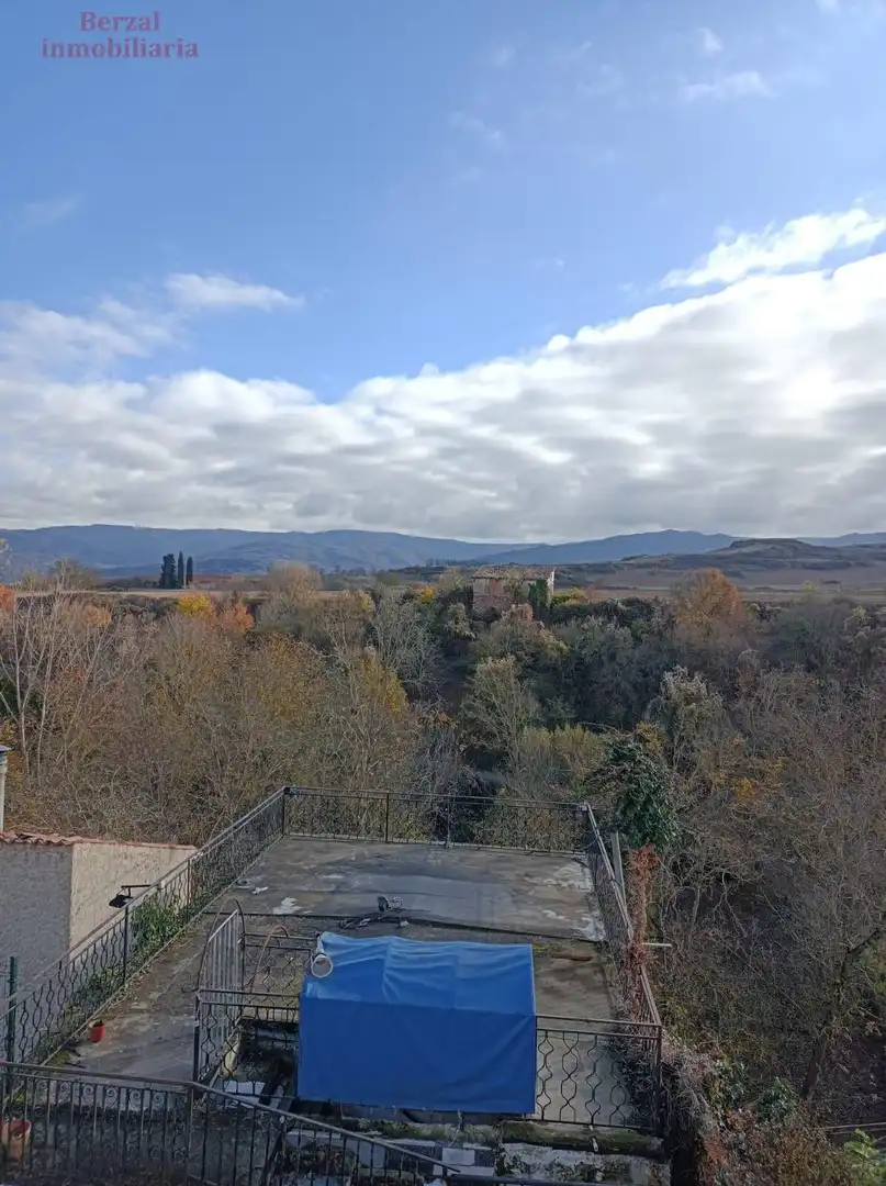 Vista exterior de Casa o xalet en venda en Matute amb Terrassa, Moblat i Balcó