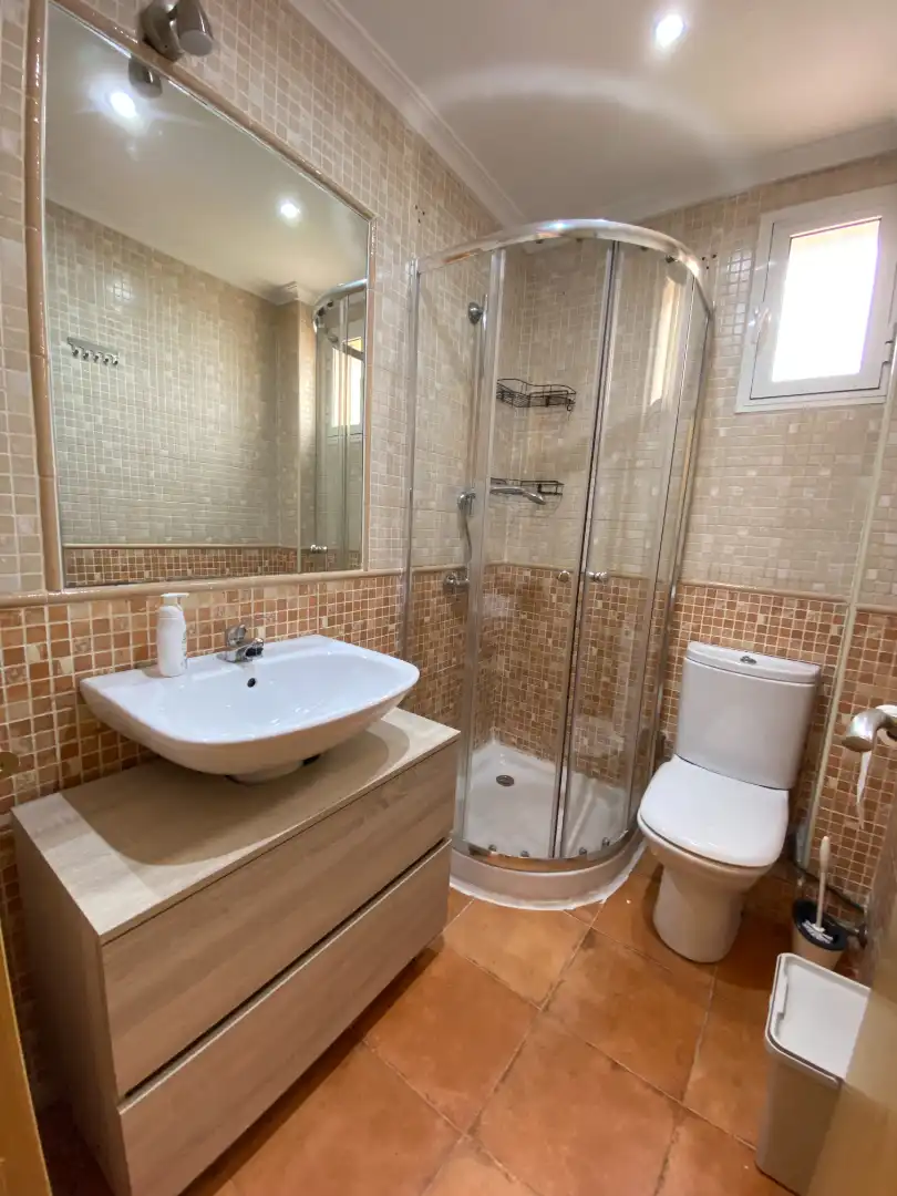 Baño de Piso para compartir en Sevilla con Aire acondicionado, Calefacción y Amueblado