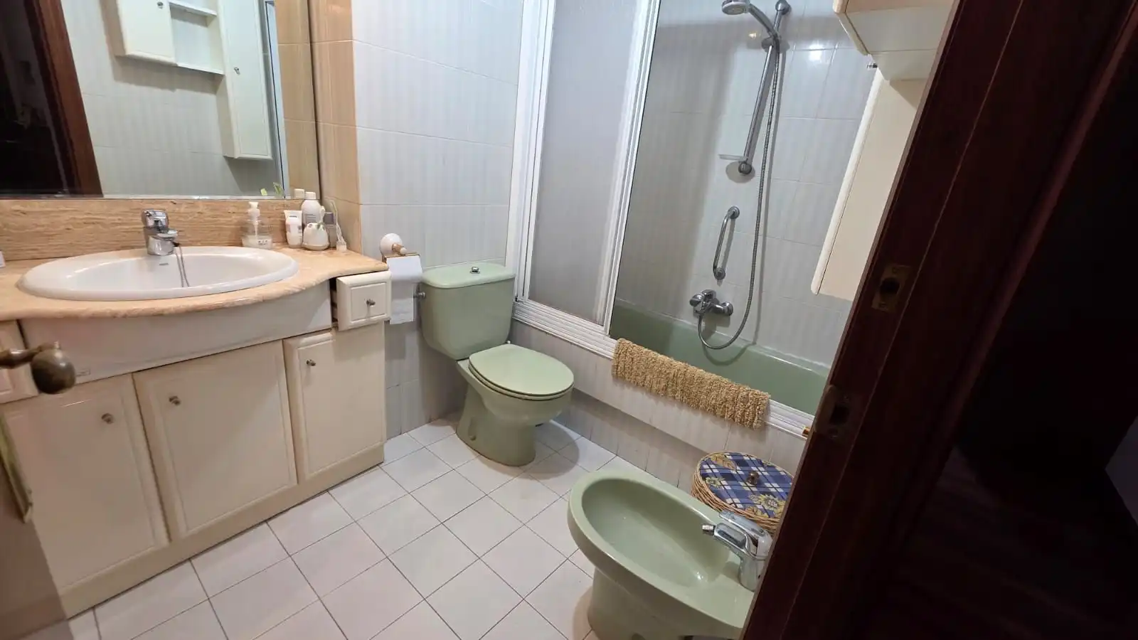 Baño de Piso en venta en Castro-Urdiales con Calefacción, Terraza y Piscina comunitaria