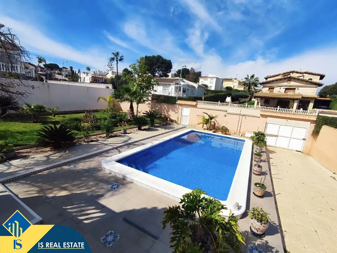 Chalet con piscina en venta en Los Balcones - Los Altos, imagen 40