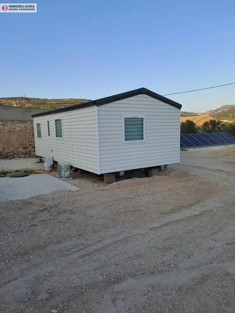 Vista exterior de Casa o xalet en venda en El Pinós / Pinoso amb Aire condicionat, Calefacció i Jardí privat