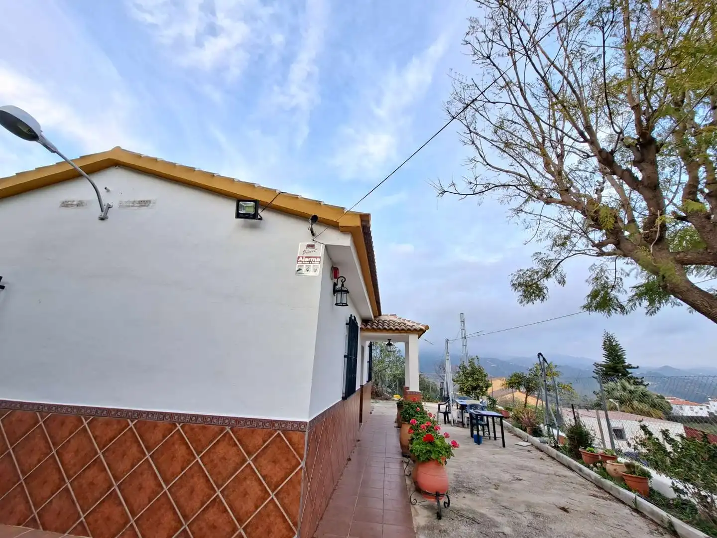 Vista exterior de Casa o xalet en venda en Viñuela amb Terrassa, Piscina i Moblat