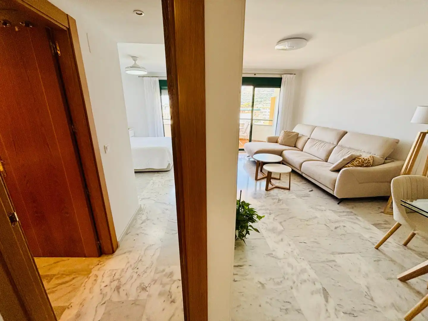 Sala d'estar de Àtic en venda en Benalmádena amb Aire condicionat, Jardí privat i Terrassa