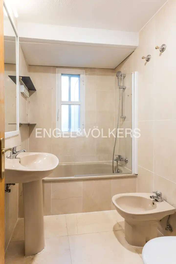 Badezimmer von Wohnung zur Miete in Madrid mit Klimaanlage, Heizung und Privatgarten