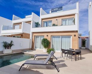 Vista exterior de Casa adosada en venda en San Pedro del Pinatar amb Jardí privat, Terrassa i Piscina