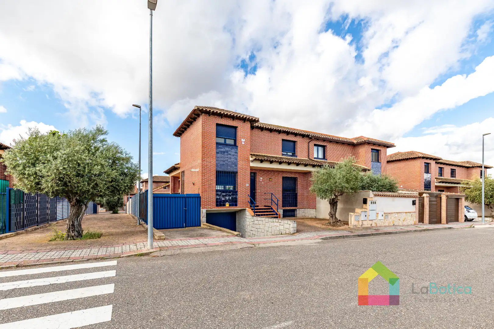 Vista exterior de Casa adosada en venta en Burguillos de Toledo con Calefacción, Jardín privado y Terraza