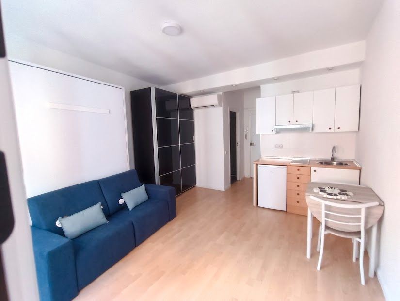 Living room of Study to rent in  Madrid Capital  with Air Conditioner, Heating and Parquet flooring