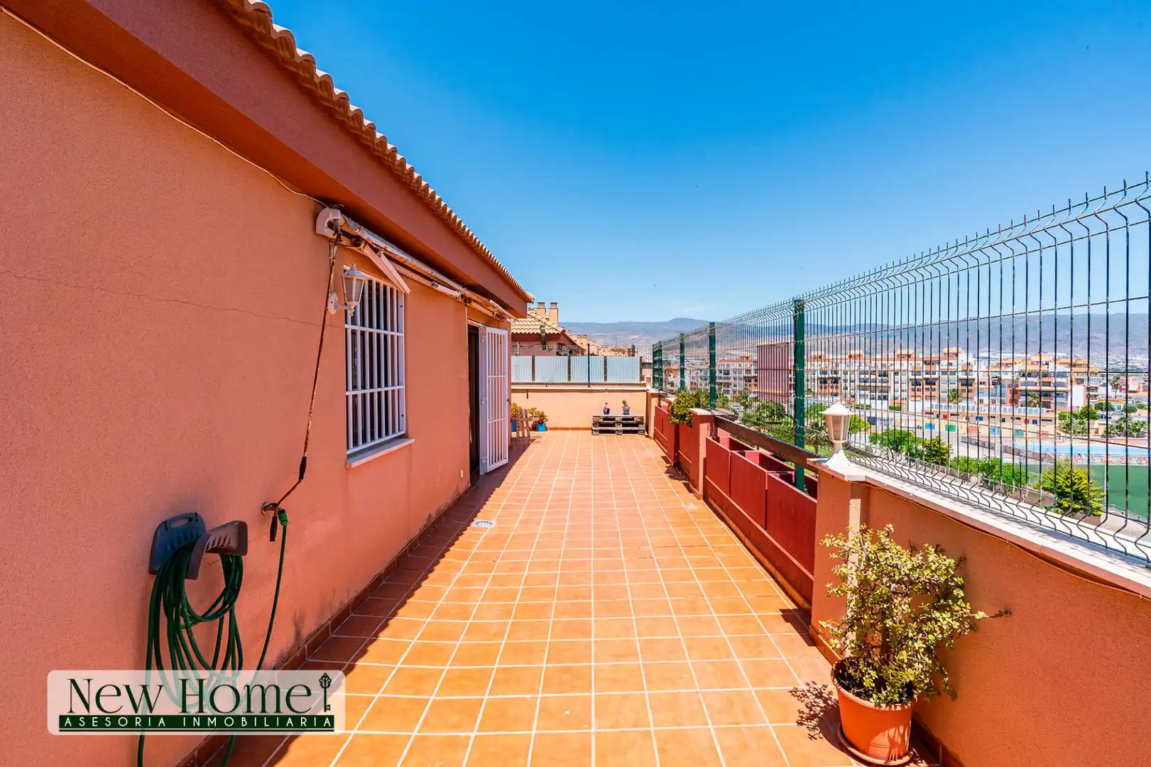 Außenansicht von Dachboden zum Verkauf in Roquetas de Mar mit Klimaanlage, Terrasse und Gemeinschaftspool