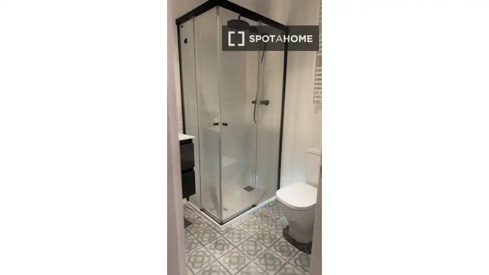 Bathroom of Flat for rent in Barcelona  with Air Conditioner, Heating and Furnished