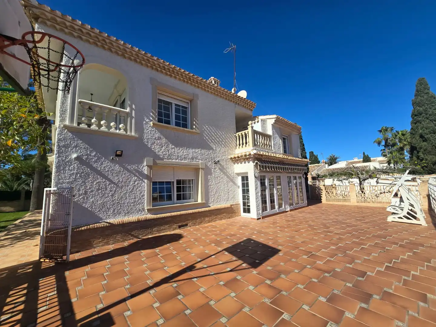 Vista exterior de Casa o xalet en venda en Orihuela amb Aire condicionat, Calefacció i Jardí privat