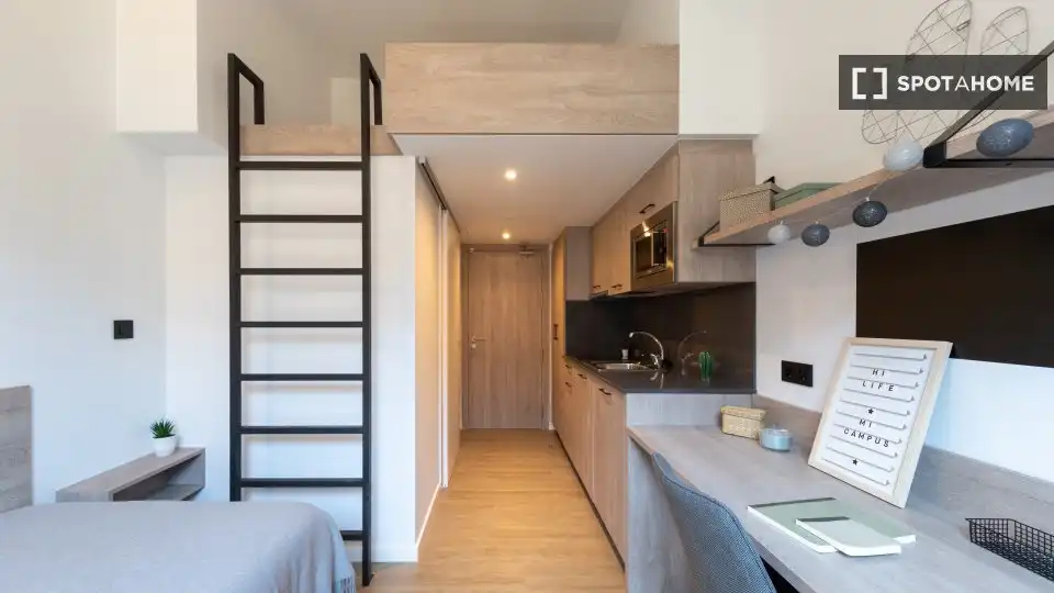 Room in Port Forum