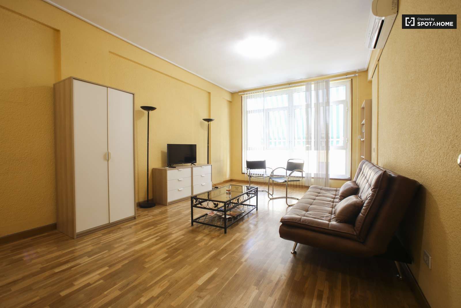 Living room of Flat for share in  Valencia Capital  with Air Conditioner and Terrace