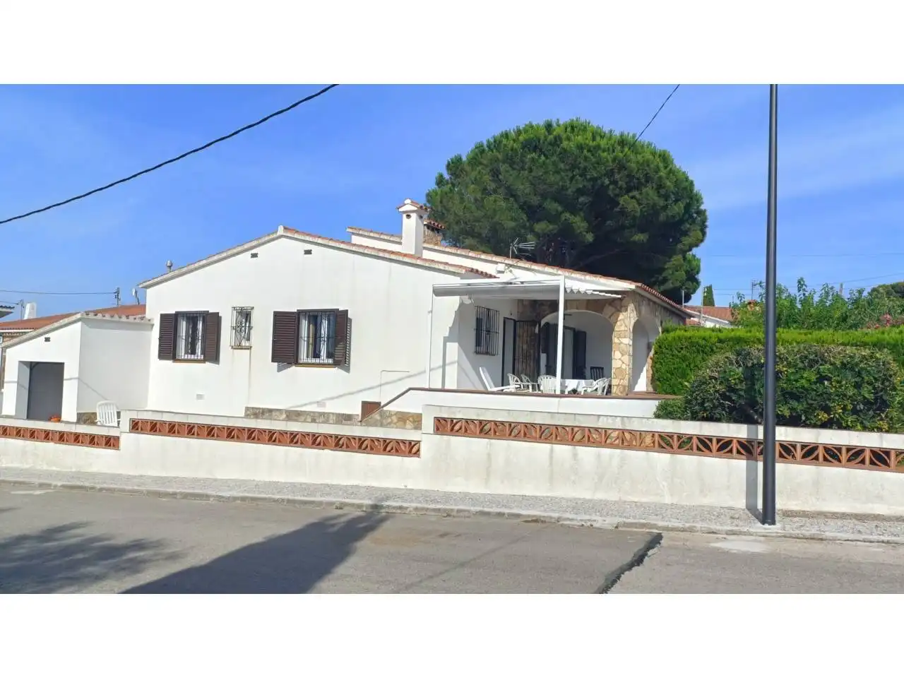 Vista exterior de Casa o xalet en venda en L'Escala amb Aire condicionat, Jardí privat i Terrassa