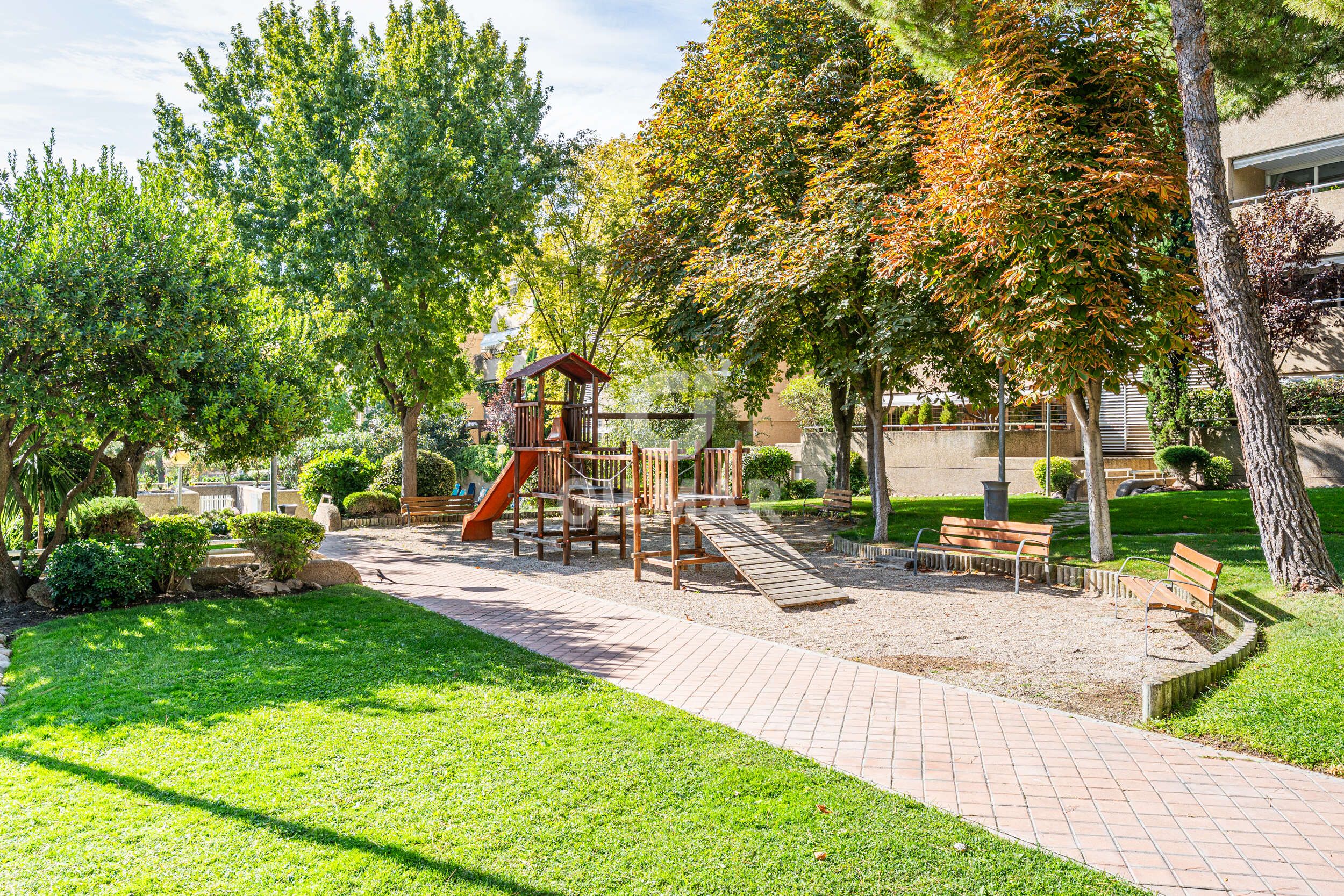 Vista exterior de Pis en venda en Pozuelo de Alarcón amb Calefacció, Jardí privat i Piscina
