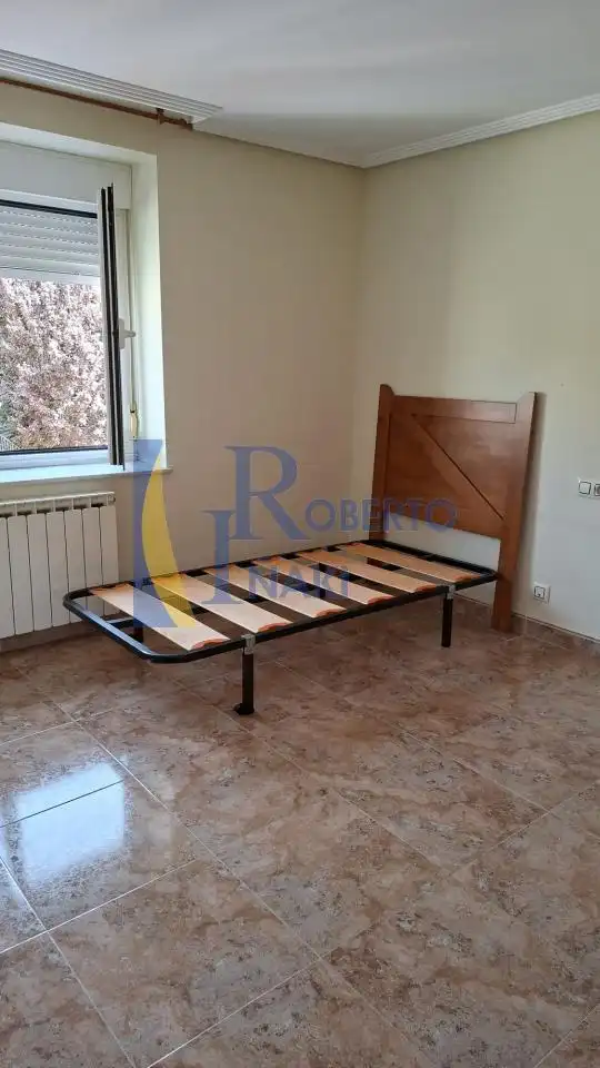 Dormitori de Casa o xalet en venda en Toral de los Guzmanes amb Calefacció i Jardí privat