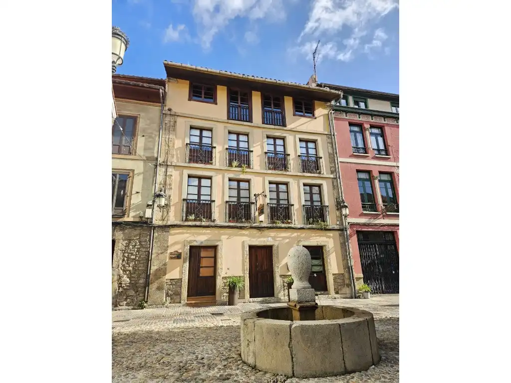 Vista exterior de Edifici en venda en Avilés