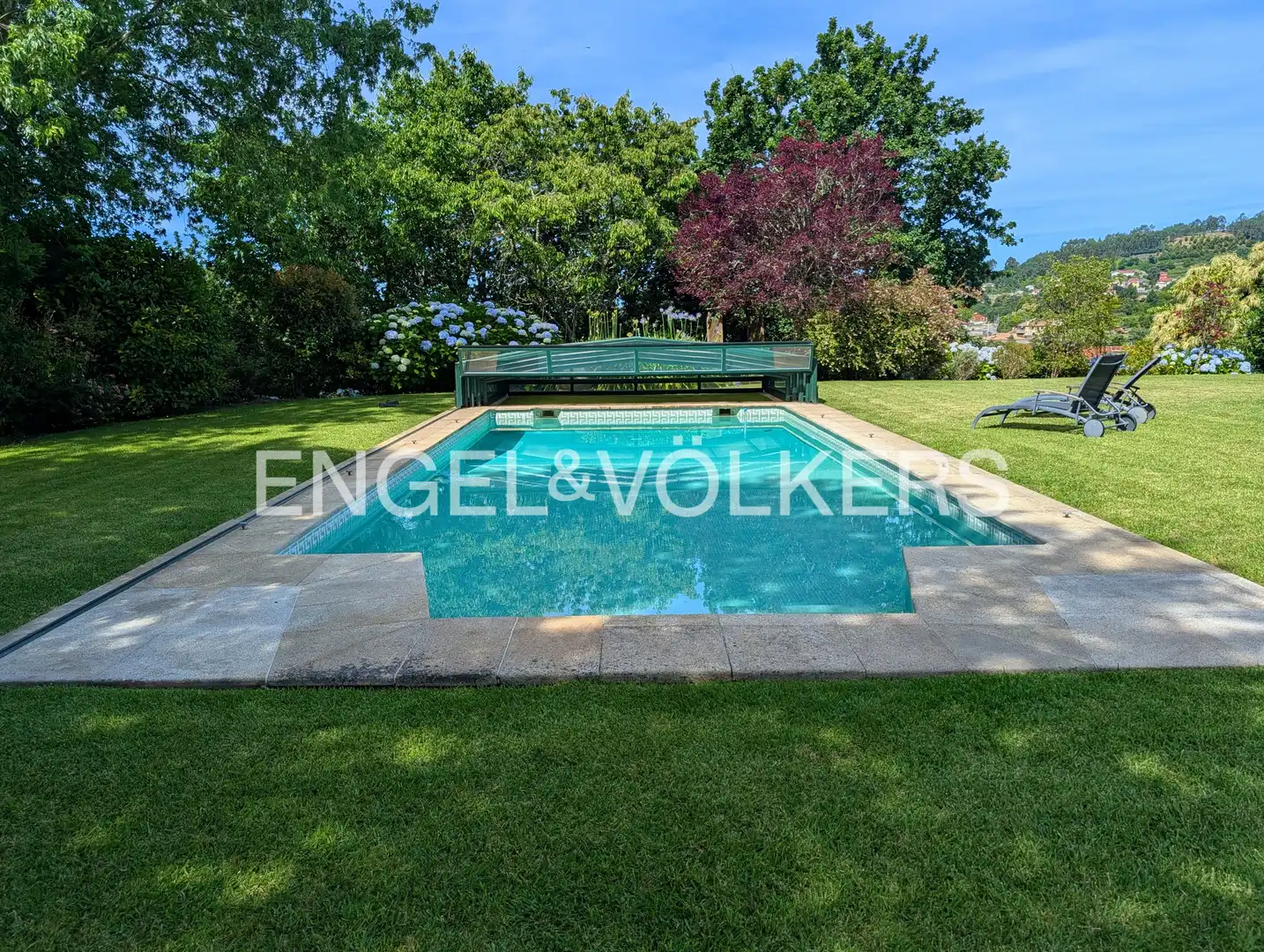 Piscina de Casa o xalet en venda en Nigrán amb Calefacció, Jardí privat i Terrassa