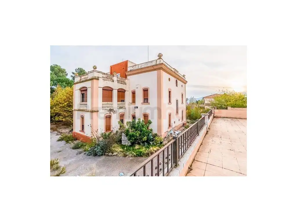 Detached house with pool for sale in Calle de Portugal
