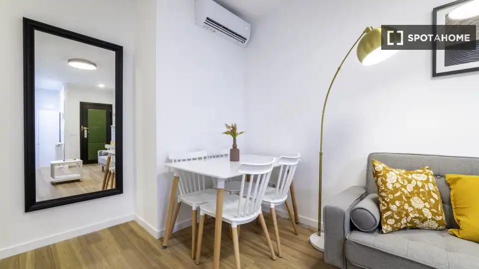 Comedor de Piso de alquiler en Madrid con Aire acondicionado, Calefacción y Amueblado