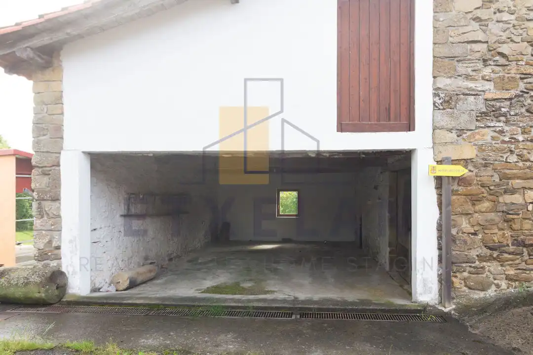 Vista exterior de Finca rústica en venda en Ermua amb Calefacció, Jardí privat i Moblat