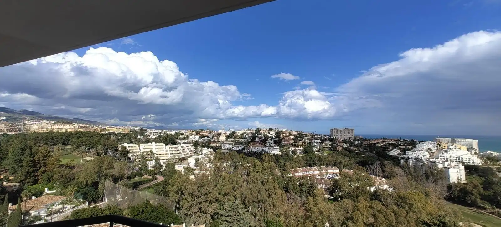 Vista exterior de Àtic en venda en Benalmádena amb Aire condicionat, Calefacció i Jardí privat