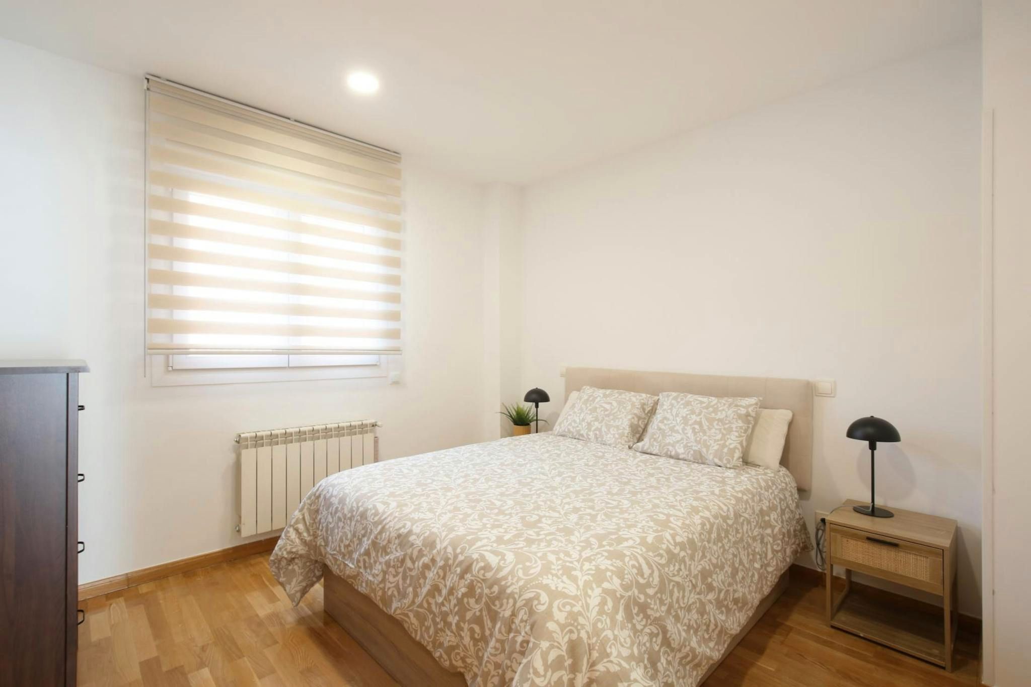 Habitación de Piso de alquiler en  Madrid Capital con Aire acondicionado, Calefacción y Amueblado