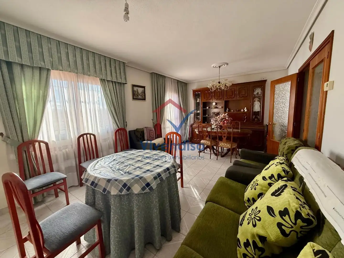 Sala d'estar de Casa adosada en venda en Marchamalo amb Calefacció, Jardí privat i Terrassa