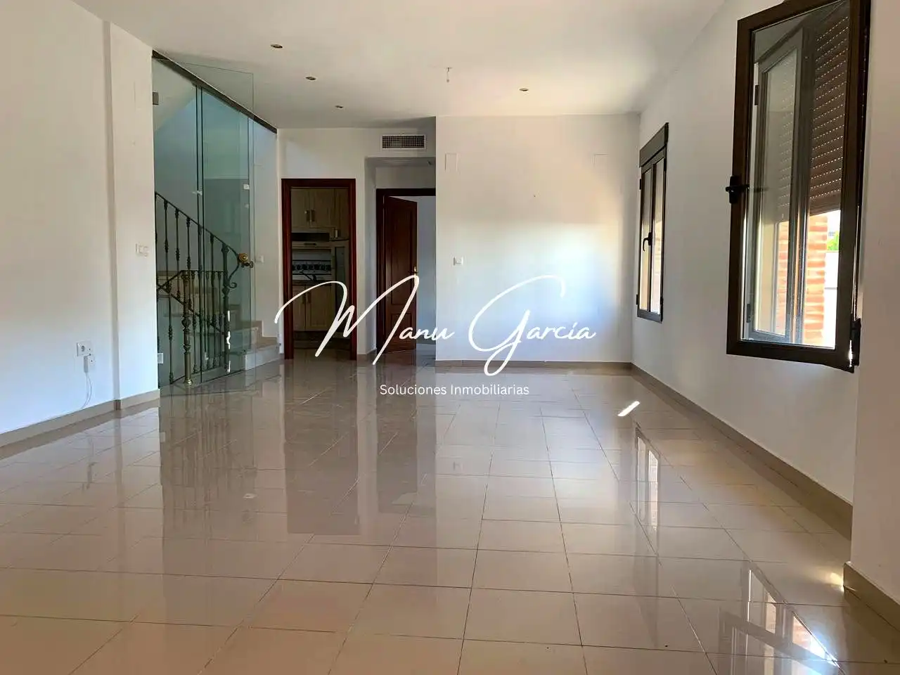 Sala de estar de Casa adosada en venta en Lucena con Aire acondicionado, Calefacción y Internet