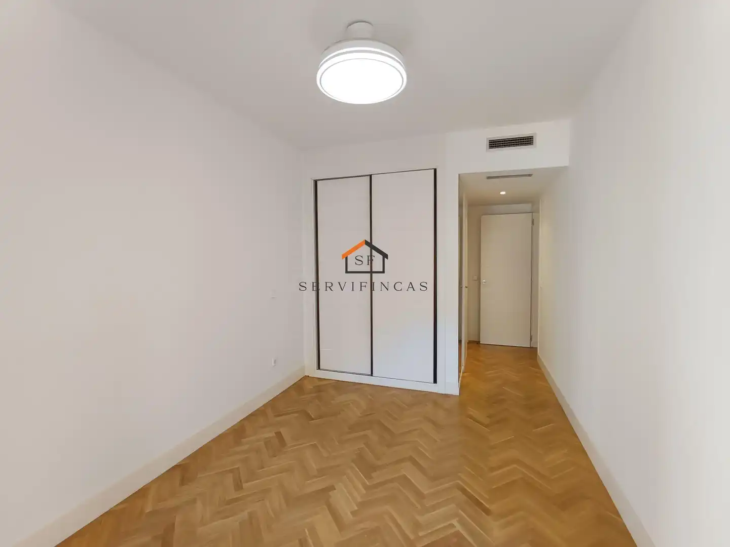 Schlafzimmer von Wohnung zur Miete in Madrid mit Heizung, Parkett und Abstellraum