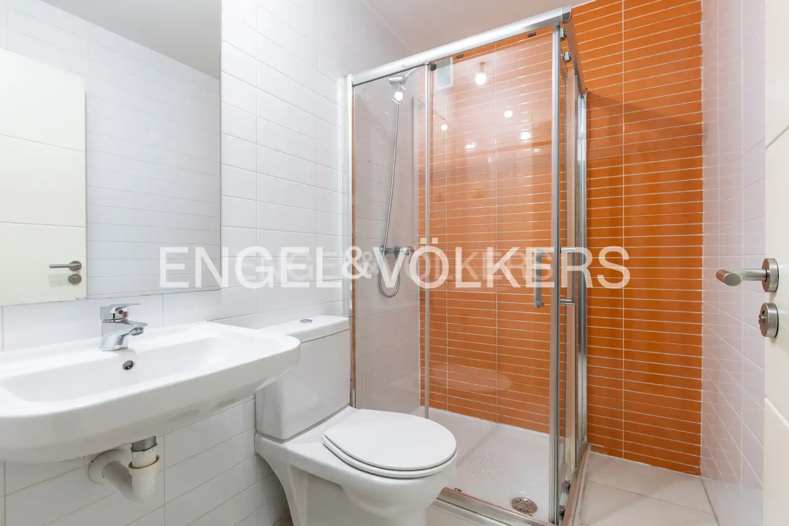 Bathroom of Flat for sale in Madrid  with Air Conditioner, Heating and Storage room