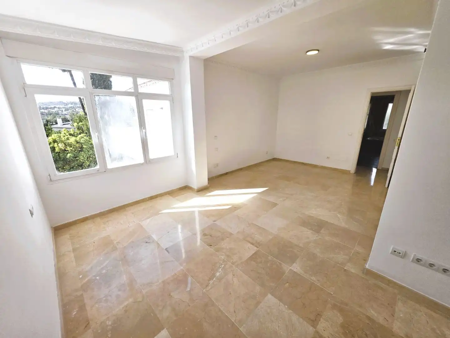 Vista exterior de Casa o xalet de lloguer en Marbella amb Jardí privat, Terrassa i Piscina