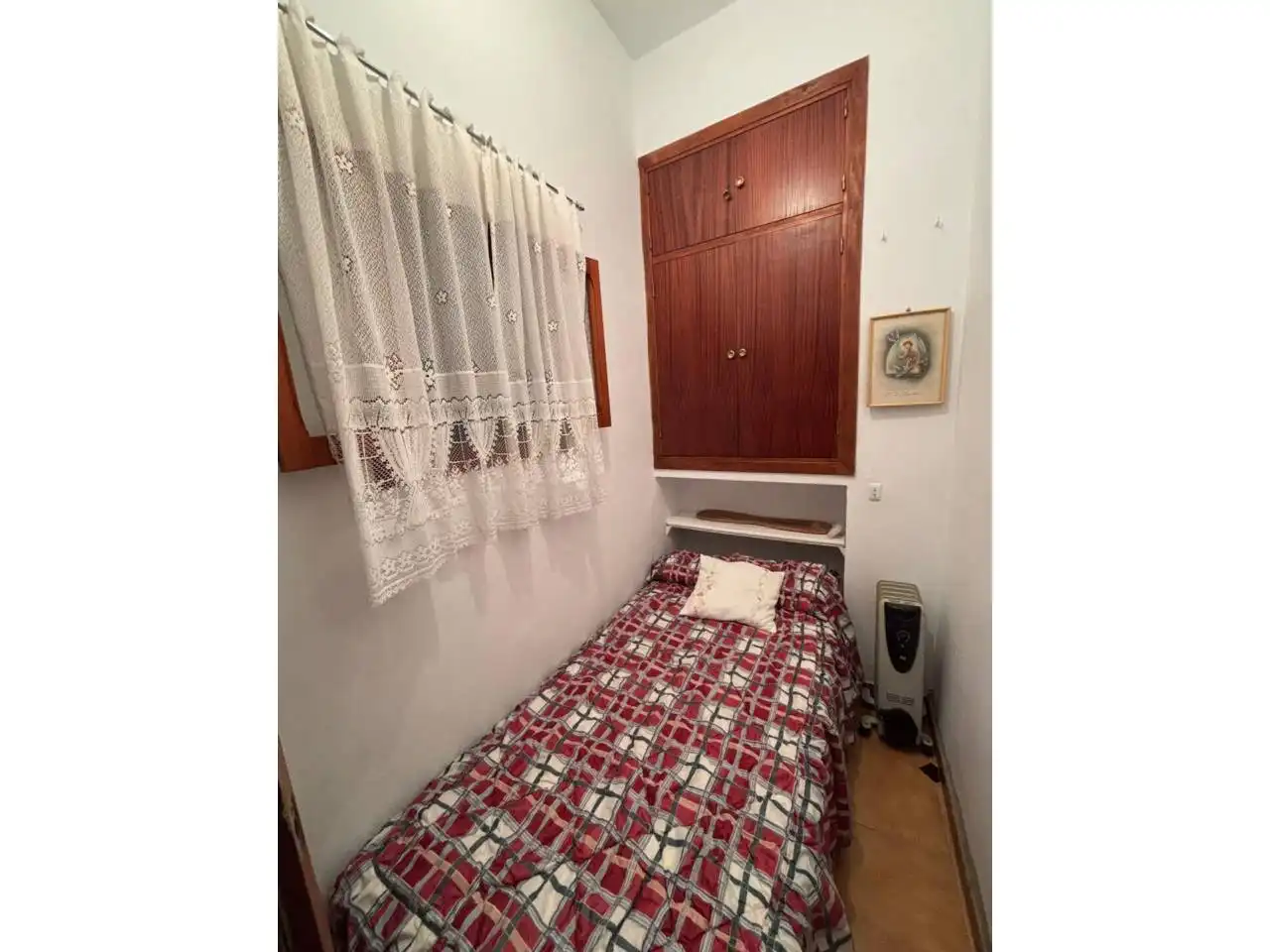 Dormitori de Casa o xalet en venda en San Bartolomé de la Torre amb Jardí privat