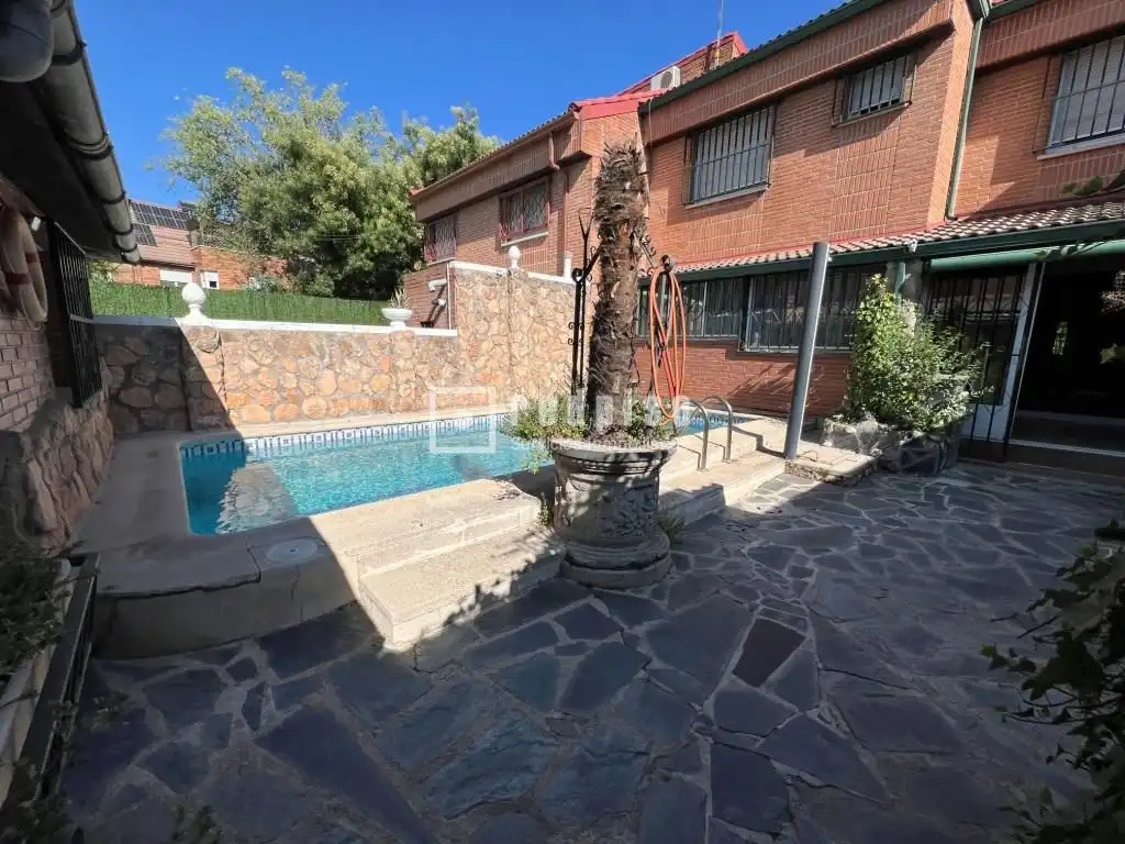 Piscina de Casa o xalet de lloguer en Madrid amb Aire condicionat, Calefacció i Jardí privat