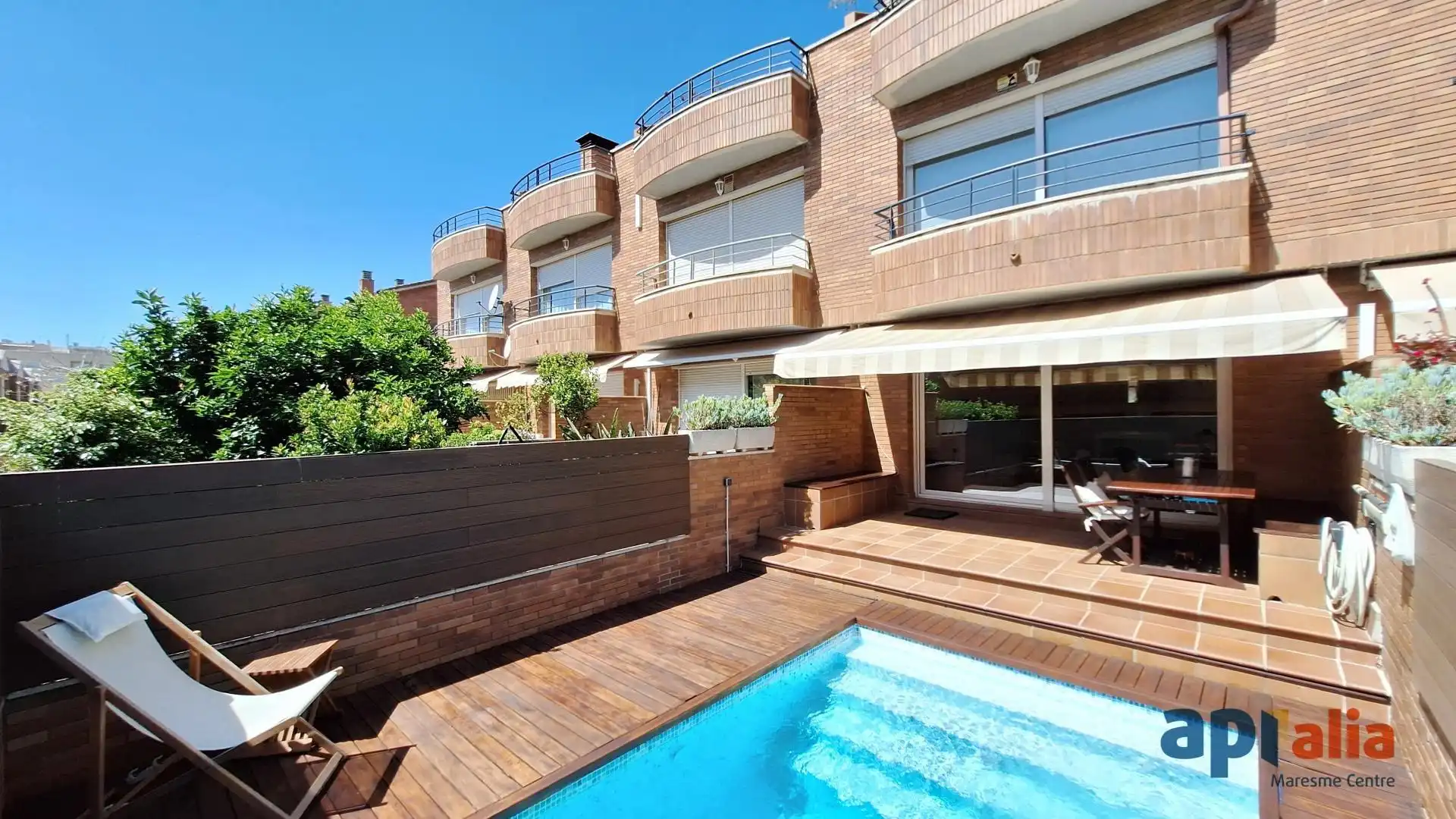 Schwimmbecken von Einfamilien-Reihenhaus zum Verkauf in Vilassar de Mar mit Klimaanlage, Heizung und Privatgarten