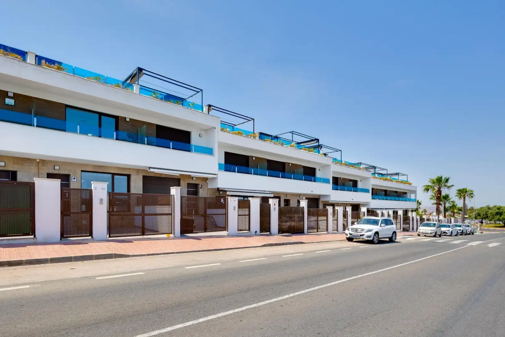 Außenansicht von Einfamilien-Reihenhaus zum Verkauf in Torrevieja mit Klimaanlage, Heizung und Terrasse